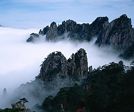 云霧繚繞山頂風景畫