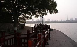 河邊棧道圖片
