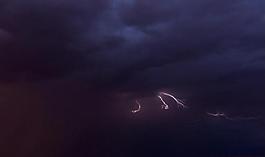 烏云閃電圖片
