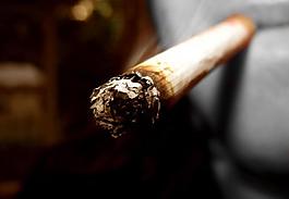 燃着的香烟图片