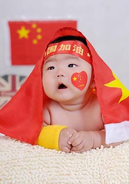 寶寶披紅旗愛國主題圖片