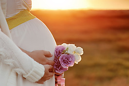 孕婦與鮮花高清圖片