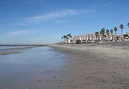 大海 沙灘 波浪 藍(lán)天圖片