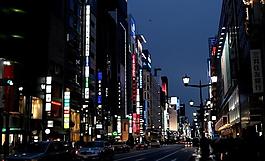 東京 銀座 夜晚的街景圖片