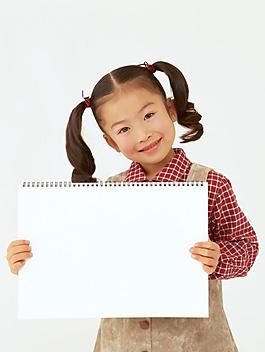 拿著空白卡片的微笑小女孩圖片