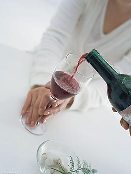 倒紅酒圖片
