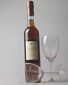 静物摄影红酒和酒杯图片