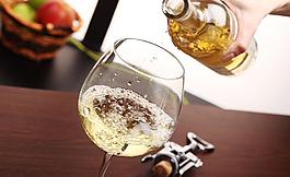 倒香檳酒圖片