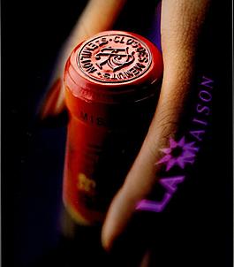 手拿紅酒特寫圖片