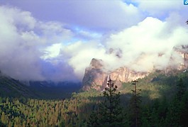 山霧繚繞