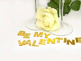 黃玫瑰背景的be my valentine幻燈片模板