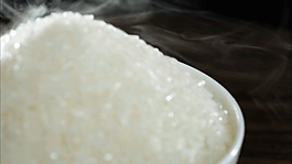 大米飯(冒著熱氣)