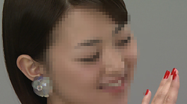 美女欣賞自己的美甲