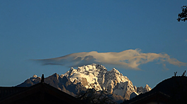 薄云罩雪峰