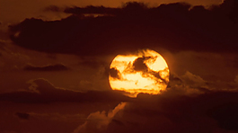 太陽穿過云層