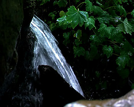 山間水流