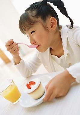 小女孩吃冰淇淋圖片