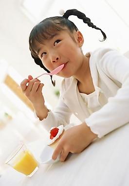 小女孩吃冰淇淋圖片