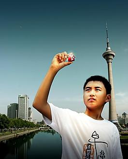 少年 河流 高塔 天空 城市 psd素材圖片