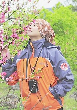 桃花 戴头巾的女人图片