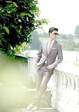 河岸圍欄邊的男人圖片
