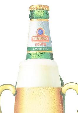 青島啤酒及酒杯圖片