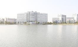 午后 湖水上的房子圖片