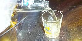 倒啤酒圖片