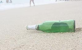 沙灘上的啤酒瓶圖片