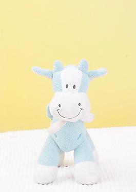 黃色背景毛絨玩具藍色小牛圖片