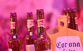 酒吧酒瓶特写图片