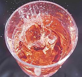 動感冰塊水花飛濺圖片