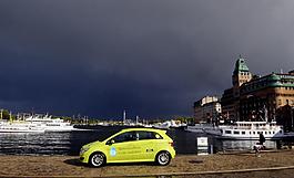 海邊奔馳小排量轎車圖片