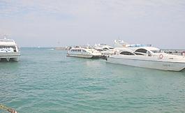 海邊的船圖片
