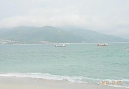 翠綠大海沙灘游船圖片
