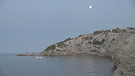 月亮漂浮在空中，船漂浮在水面上的股票視頻