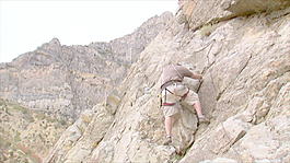登山者比例的股票視頻山上
