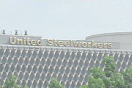 美國鋼鐵工人聯合會的建筑和繁忙的道路，股票視頻