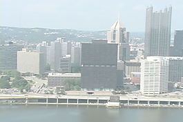 在河流邊緣的股票視頻繁忙的公路和建筑物