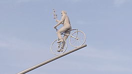 人在自行車股票視頻雕塑