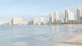 波浪拍打著海灘酒店林立的3股的錄像 視頻免費(fèi)下載