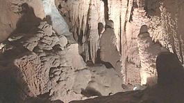 還開(kāi)槍閃閃發(fā)光的洞穴股票視頻 視頻免費(fèi)下載