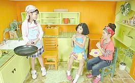 小女孩在廚房圖片