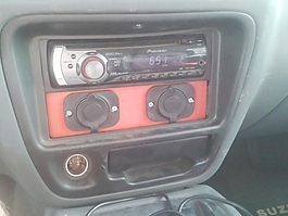 1 DIN汽車音響面板為12V的電源插座
