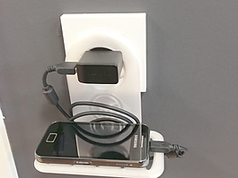 用于手機(jī)充電插頭在任何支持