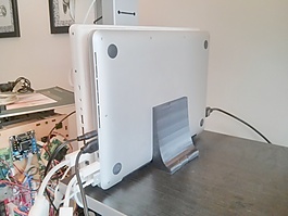 兩MacBook垂直站立