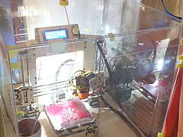 門的支持（抗凹陷）的3D打印機外殼