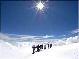 攀登雪山PPT模板