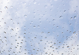 天空和云带雨
