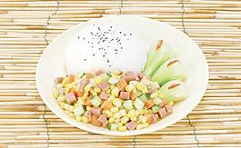 三色玉米粒蓋澆飯圖片